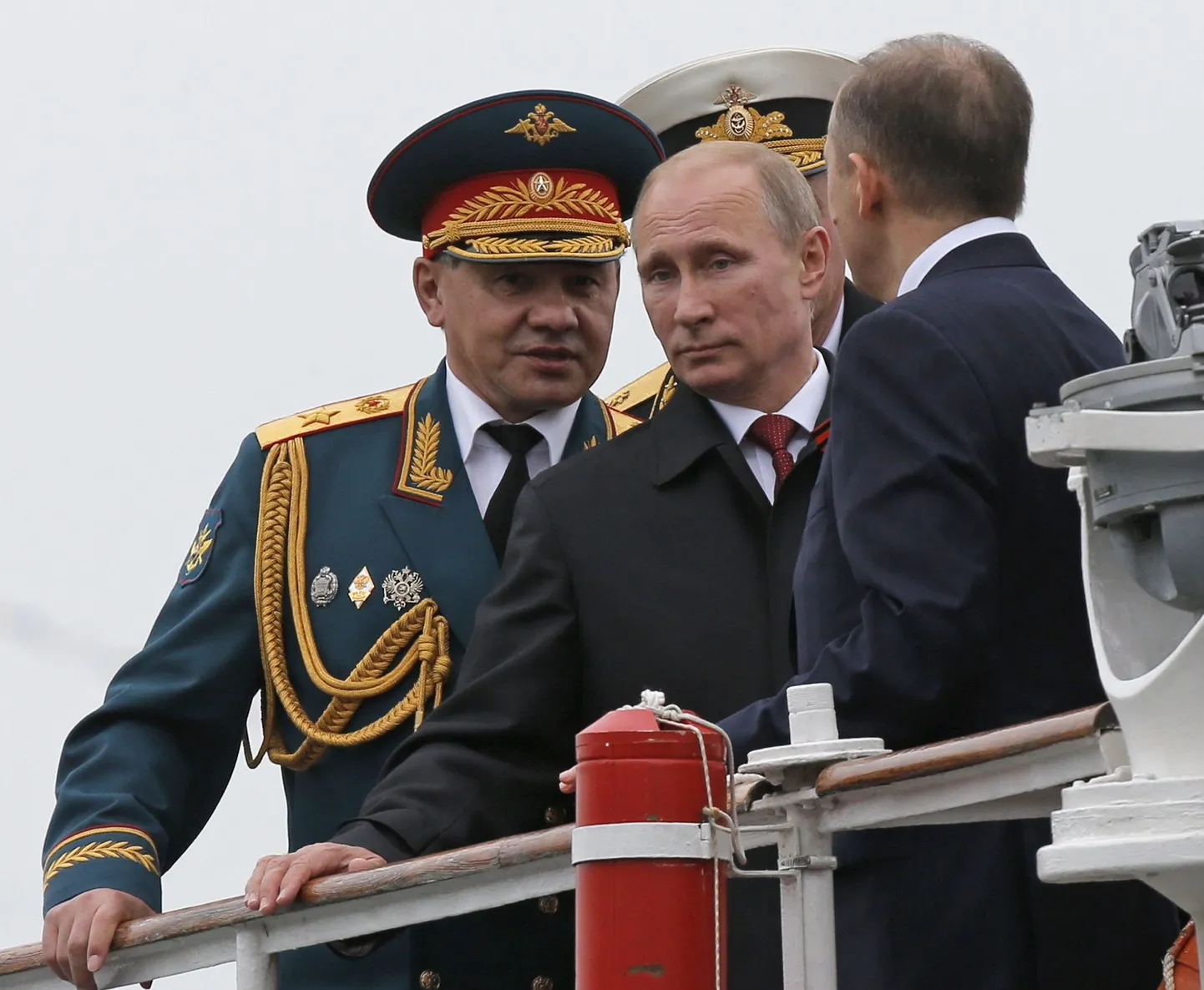 Venemaa president Vladimir Putin (keskel) ja kaitseminister Sergei Šoigu (vasakul) täna Sevastopolis.