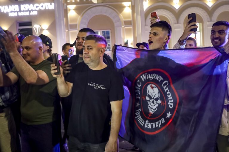 Приветствия активистов группы «Вагнера» в Ростове.