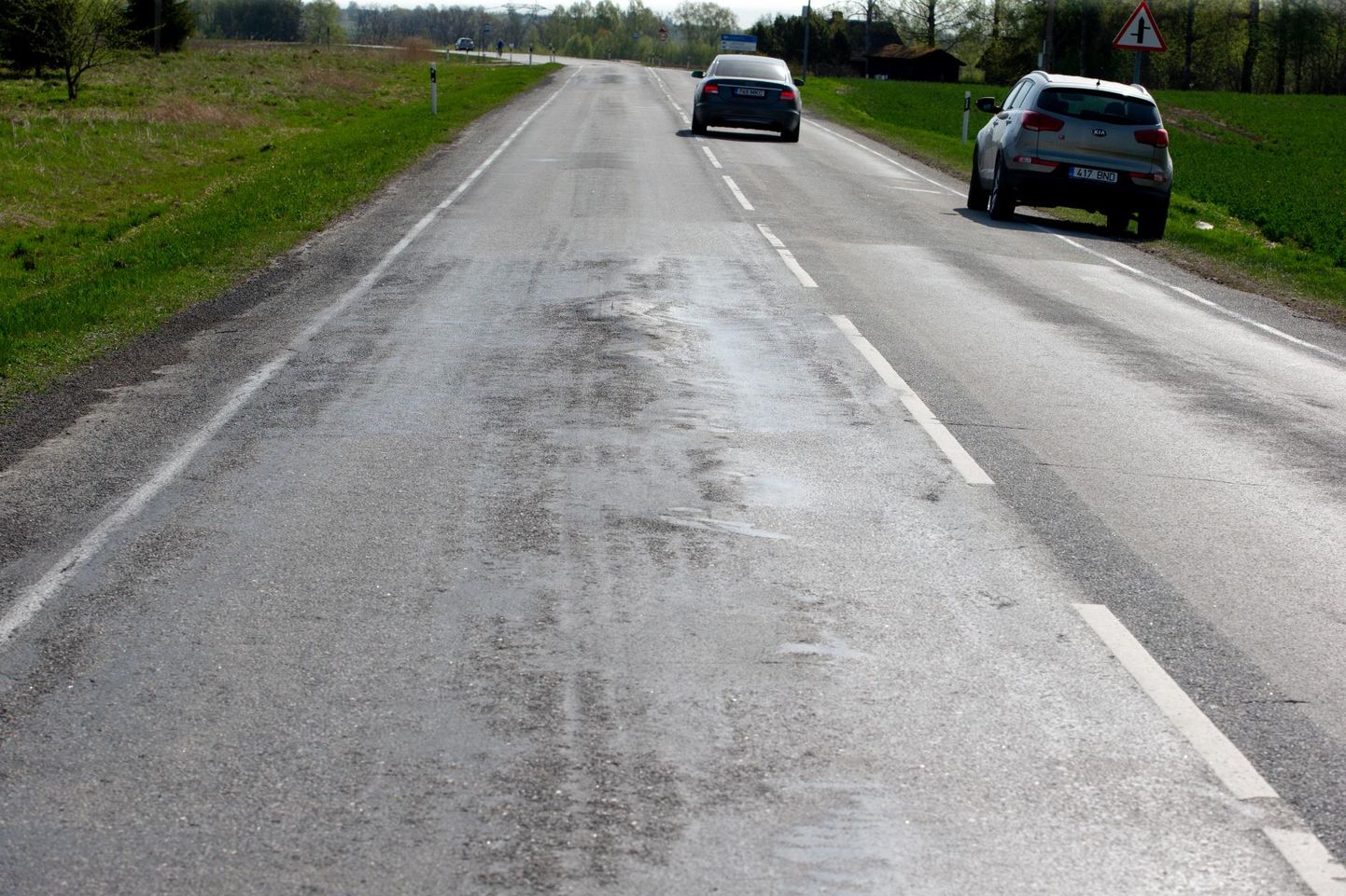 Viljandi ja Pärnu vahelisel maanteel Puiatu kandis on madala põhjaga autodele ohtlikult muhklik teekate.