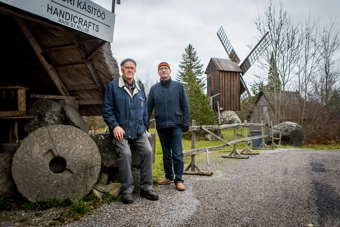 Eemu tuulik Muhus: Poseerivad veskimees Jüri Ling ja Muhu muuseumi juhataja Meelis Mereäär.