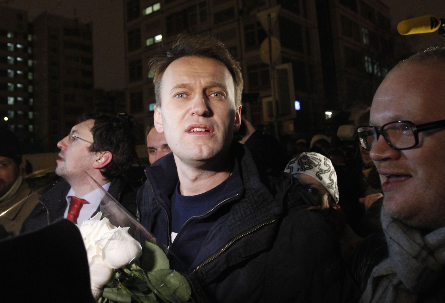 Aleksei Navalnõi oma poolehoidjate keskel pärast vabanemist.
