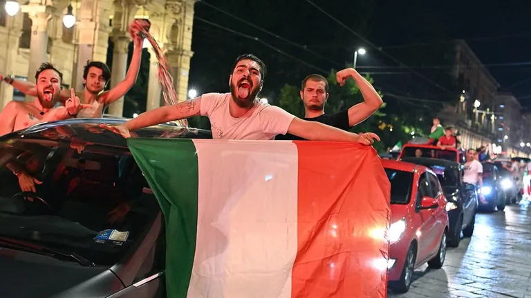 Фанаты итальянской сборной гуляли всю ночь. Им есть что праздновать: тренер сборной Роберто Манчини создал прекрасную команду, показывающую яркий комбинационный футбол. Сборная не проиграла ни одного матча с сентября 2018 года.