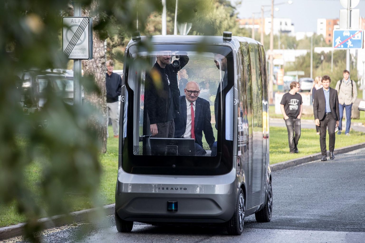 TTÜ rektor akadeemik Jaak Aaviksoo isejuhtiva auto esimesel ametlikul sõidul.