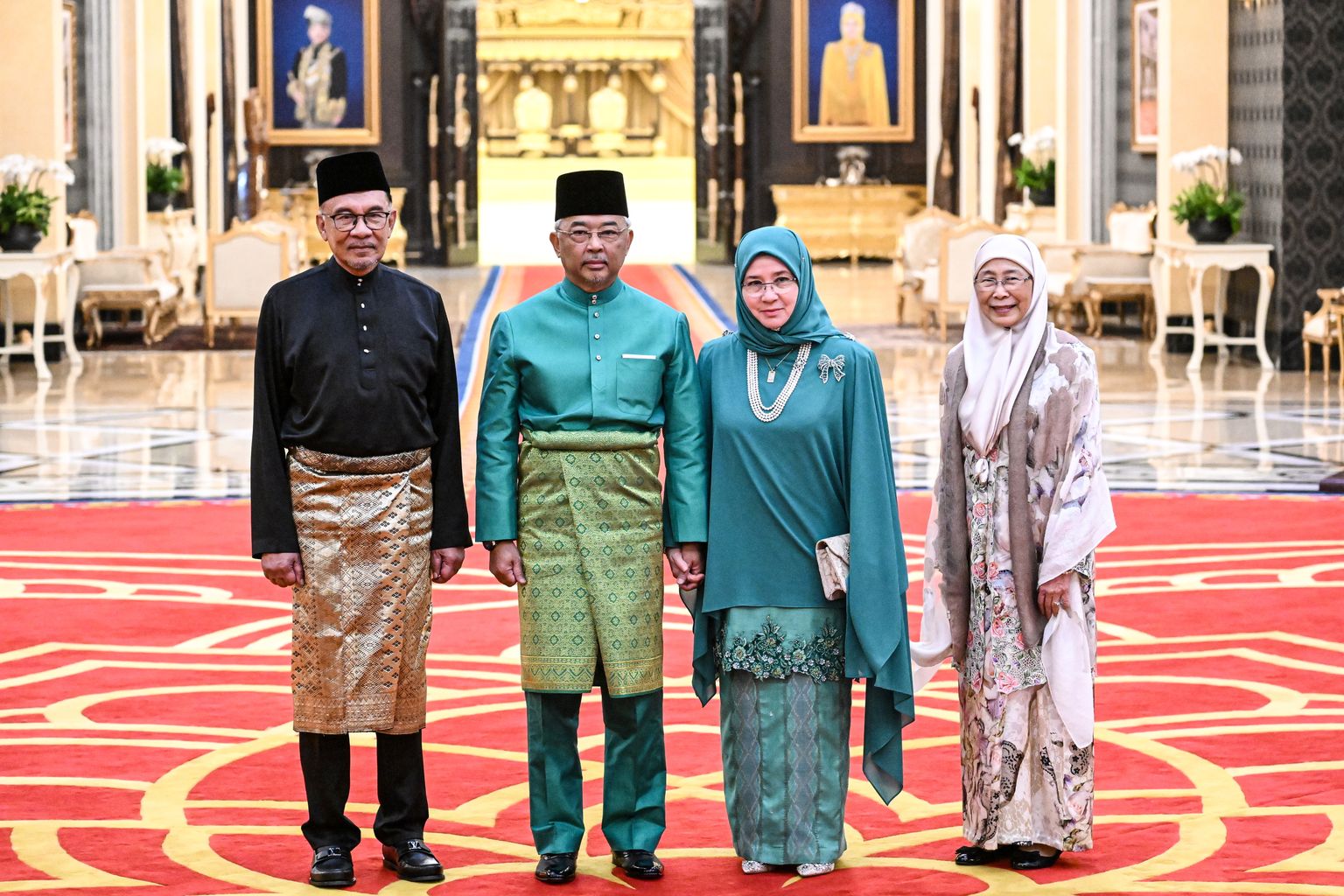 Malaisia valitseja sultan Abdullah Ahmad Shah (vasakult teine), kuninganna Azizah Aminah Maimunah (paremalt teine) ja riigi vastne peaminister Anwar Ibrahim (vasakul) ning tema abikaasa Wan Azizah Wan Ismail (paremal) poseerivad foto jaoks pärast neljapäeval Istana Negara rahvuspalees Kuala Lumpuris aset leidnud ametlikku tseremooniat.