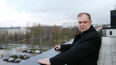 Farmaatsiaprofessor Ain Raal ütleb, et inimese kalleim vara on tervis ning seetõttu tuleb inimese tervist puudutavad riiklikud otsused teha lähtudes tervishoiu, mitte äri huvidest. Ning seisab pildi tegemiseks kohta, kus pilved taevas paistavad kõige ähvardavamad. Sille Annuk Farmaatsiaprofessor Ain Raal ütleb, et inimese kalleim vara on tervis ning seetõttu tuleb inimese tervist puudutavad riiklikud otsused teha lähtudes tervishoiu, mitte äri huvidest. Ning seisab pildi tegemiseks kohta, kus pilved taevas paistavad kõige ähvardavamad. Sille Annuk