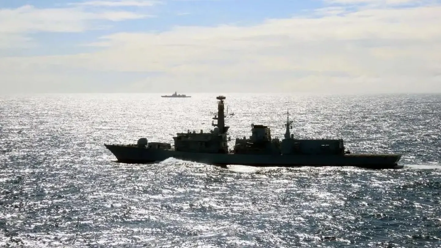 Фрегат Королевского военно-морского флота HMS St Albans (на переднем плане), базирующийся в Плимуте, проследовал за кораблем российского ВМФ «Адмирал Головко» на пути через Ла-Манш.