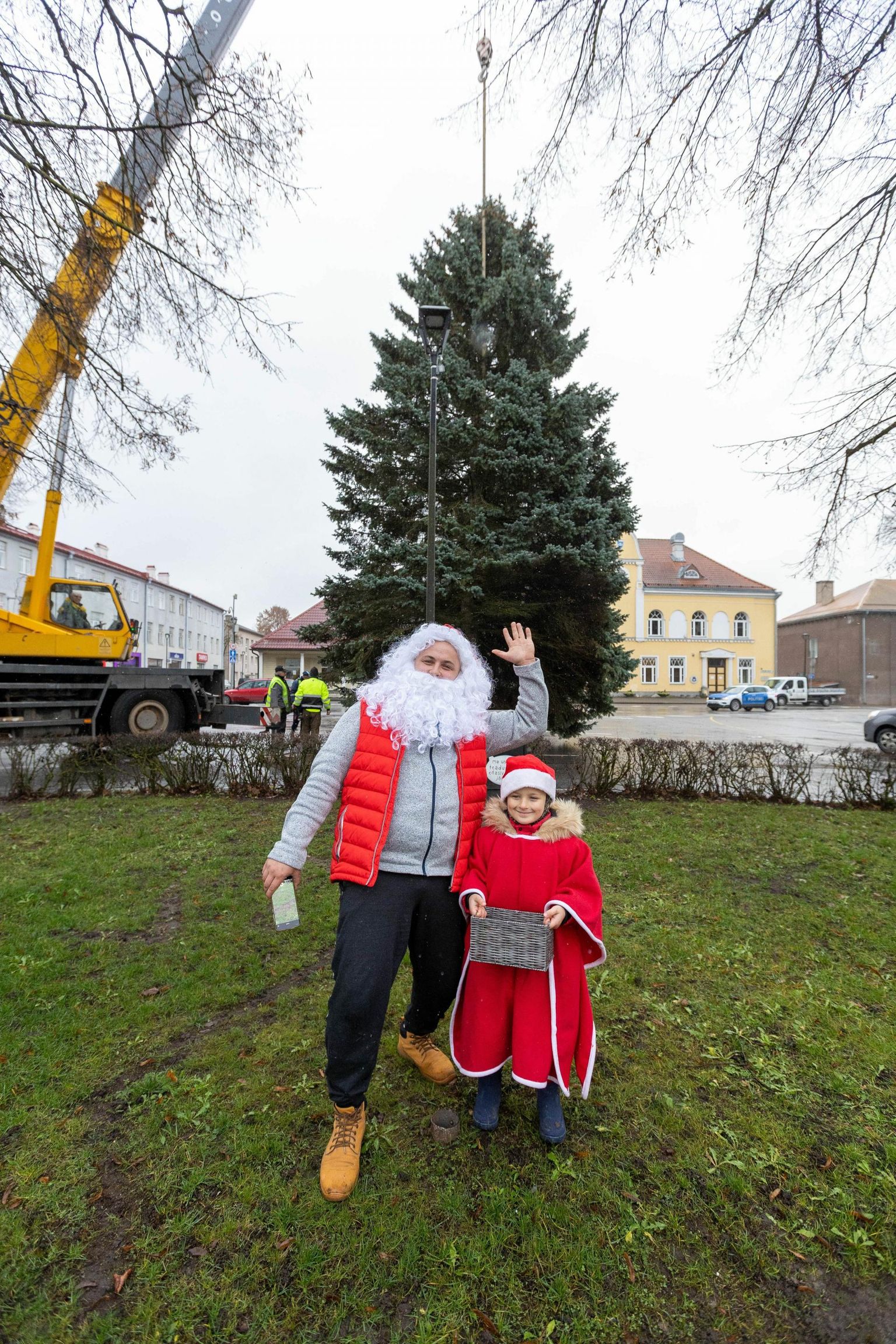 Risto (vasakul) ja Joosep Hinn tõid Paide keskväljakule jõulupuu teist aastat. Nad tõmbasid selleks puhuks selga jõuluvana ja päkapiku rüü, et luua jõulumeeleolu ja näidata, kui toreda tavaga on tegemist.