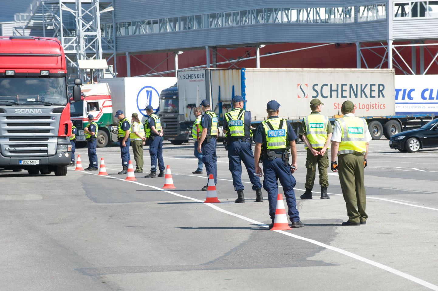 Совместный рейд полиции и пограничников в таллиннском порту.
