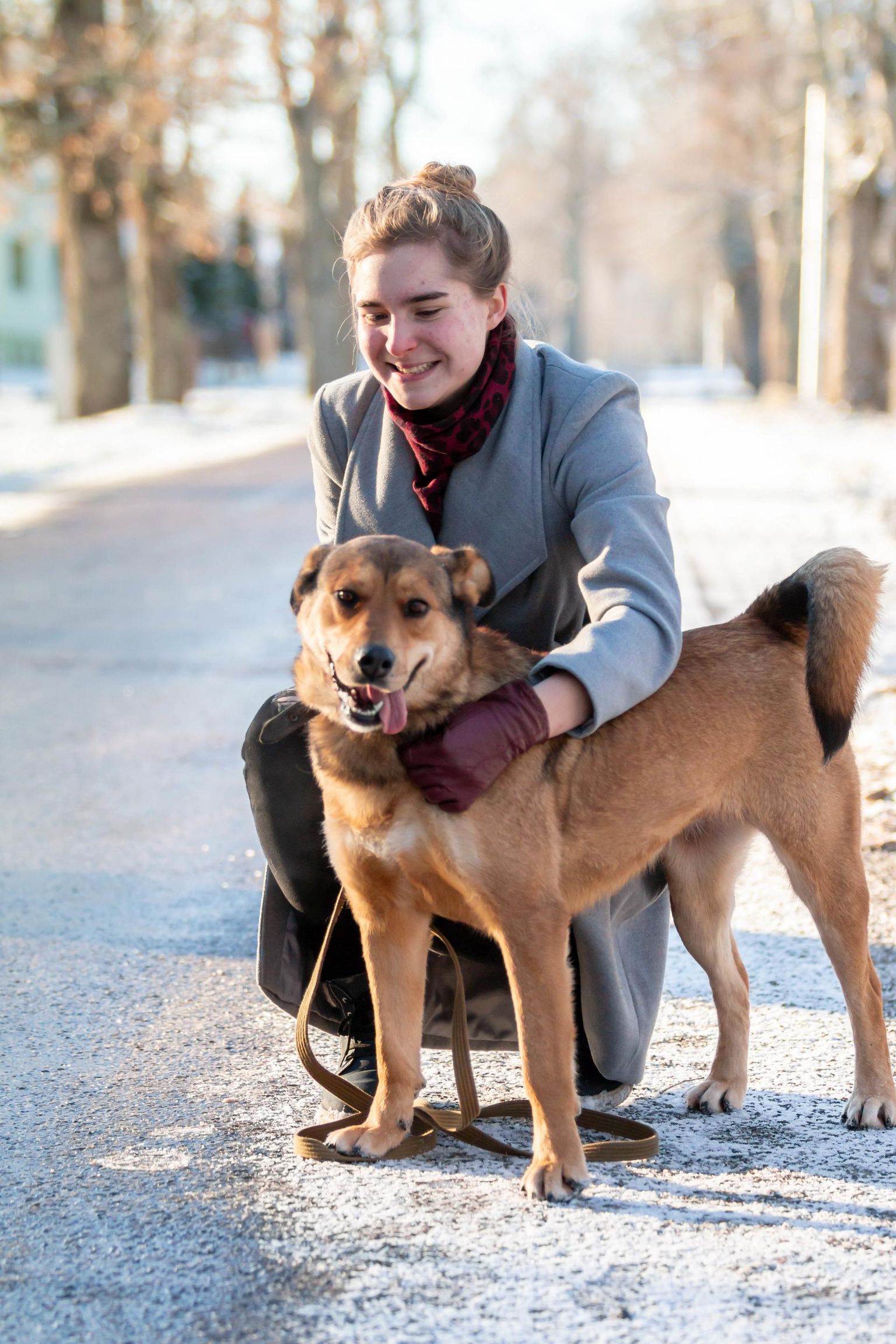 Kaari Uibomägi on Valga linna noor, kes pälvis Hea eeskuju tiitli. Kaari on vabatahtlikuna andnud tähelepanuväärse panuse loomade heaolusse. Valga loomade varjupaigas käib ta meelsasti loomadega jalutamas. Pildil on neiu Liisbetiga, kes otsib omale uut kodu.