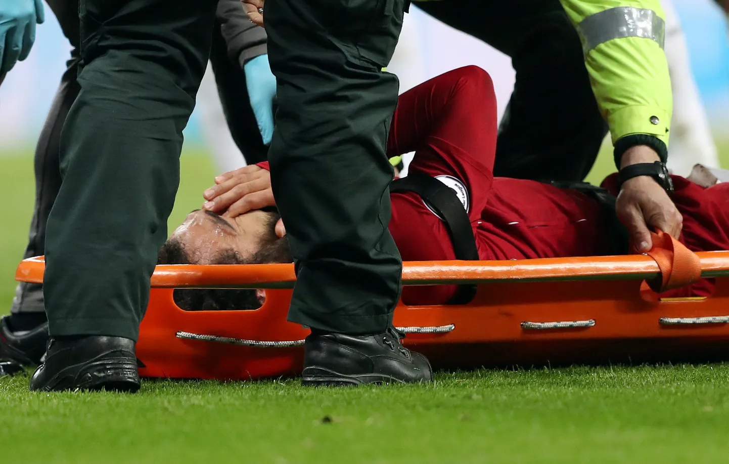 Mo Salah toimetati Newcastle'ist väljakult minema kanderaamil.