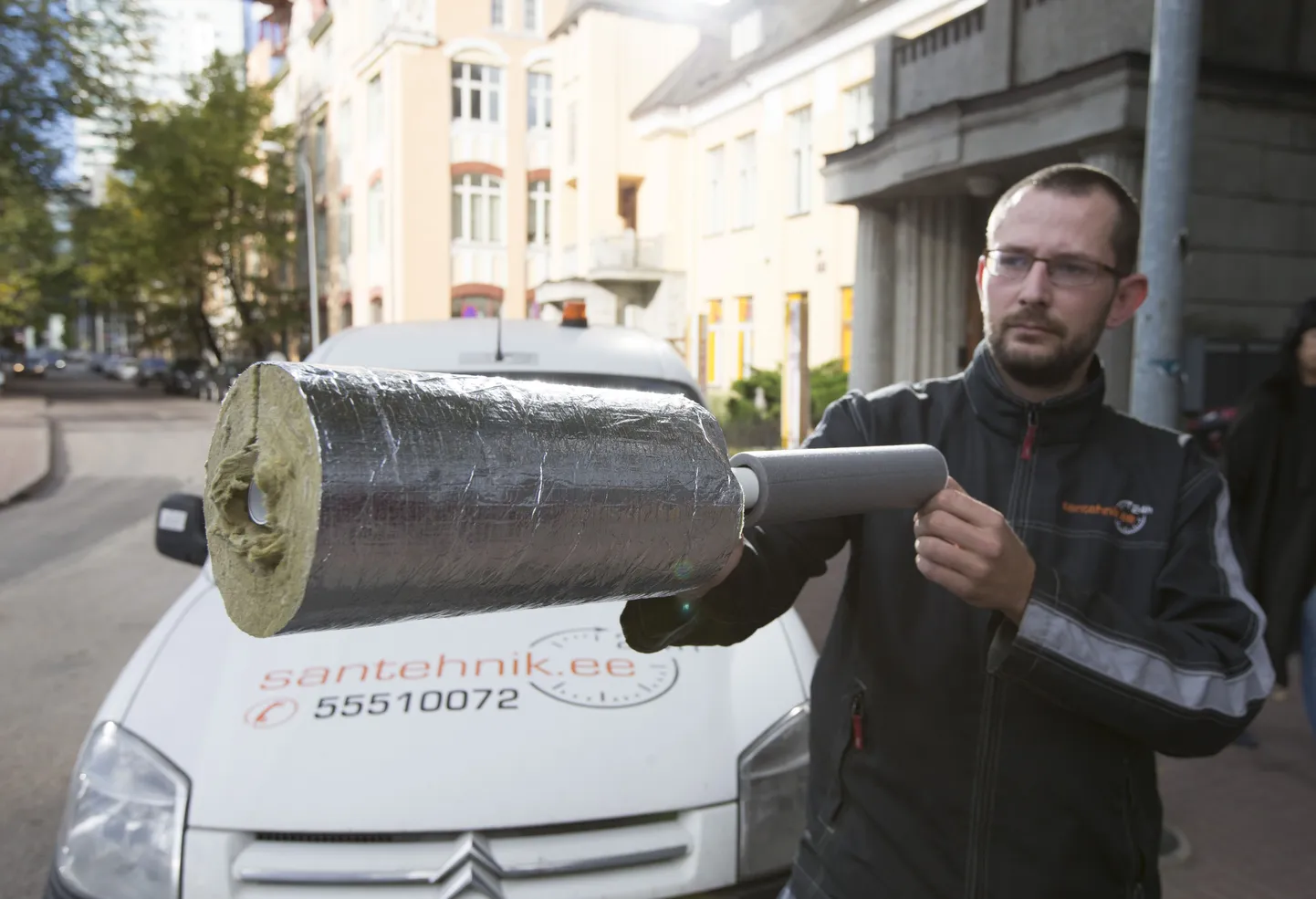 Santehnik Veljo Frolov näitab torude soojustamise materjale. Vasakul olev materjal sobib torude soojustamiseks, paremal pool olev materjal aga ainult niiskuse tõkestamiseks.