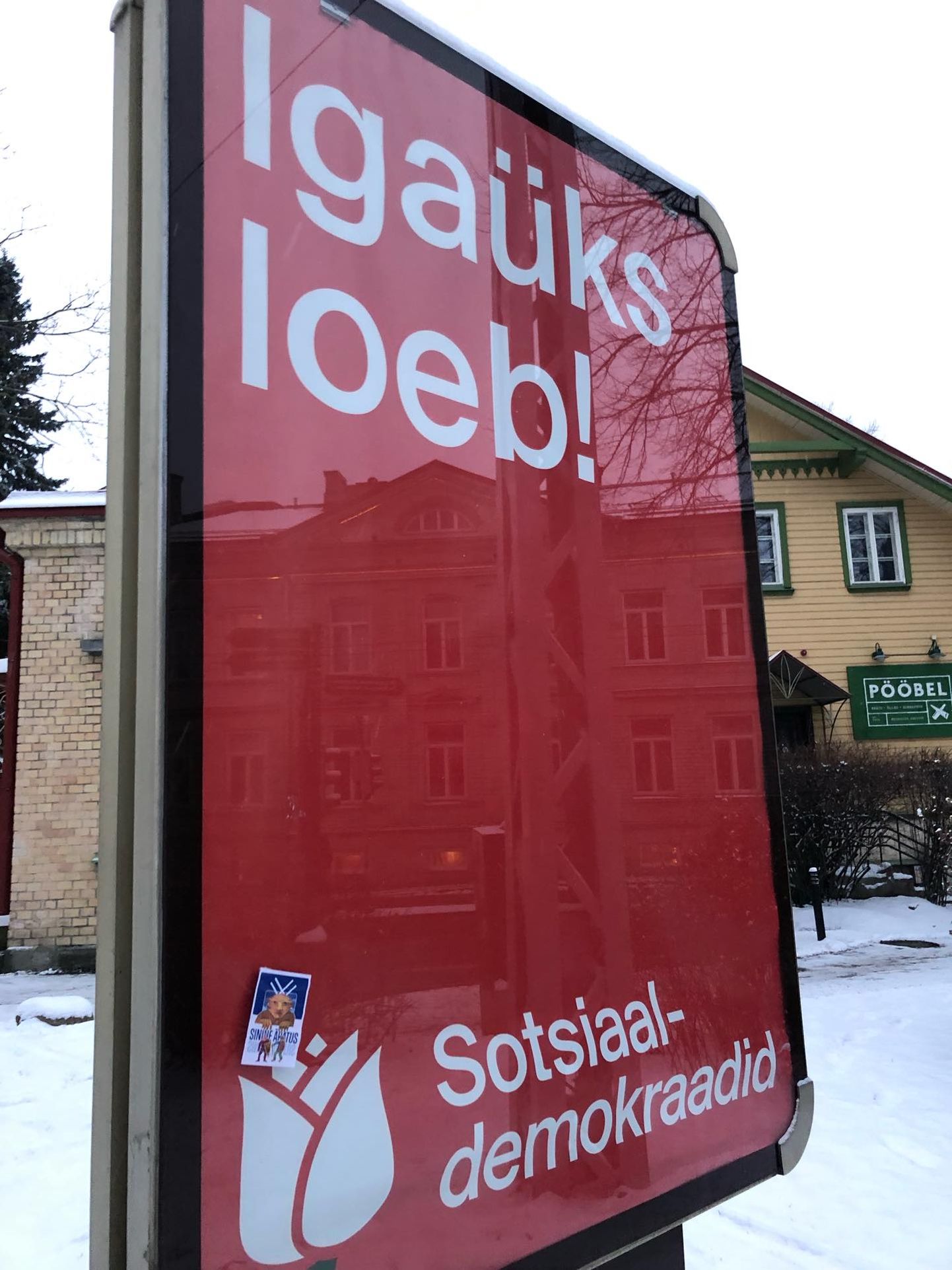 Jüri Arraku teoseid kasutav Sinise Äratuse reklaam Tallinnas.
