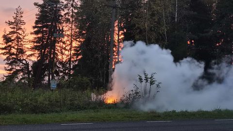 Põlema süttisid elektripost ja elektrikilp