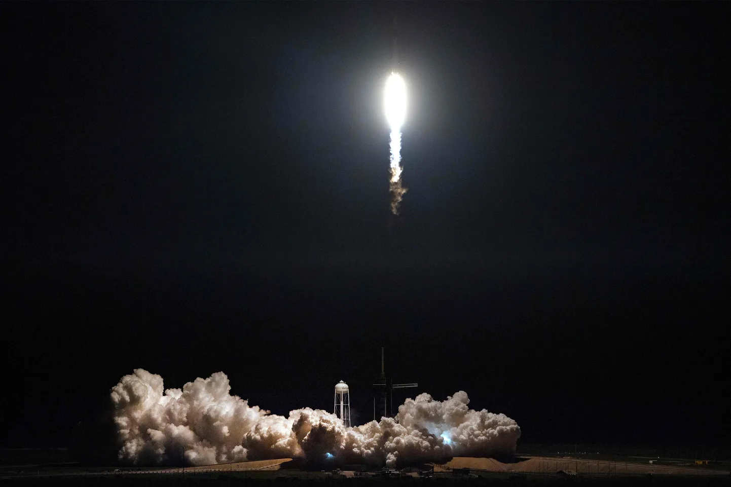 "SpaceX" būvētais kosmosa kuģis.