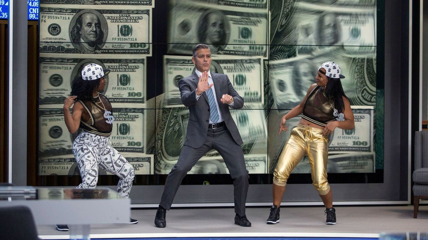 Ведущий «Финансового монстра» Ли Гейтс (Джордж Клуни) танцем показывает, как круты люди, умеющие зарабатывать деньги.