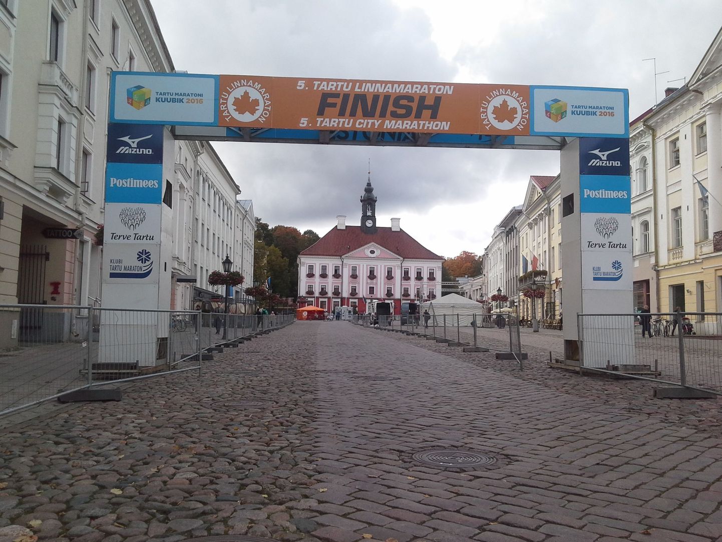 Finišivärav Tartu Raekoja platsil ootas maratoonareid juba neljapäeval. Maratonipäevaks katavad korraldajad munakivid punase vaibaga.