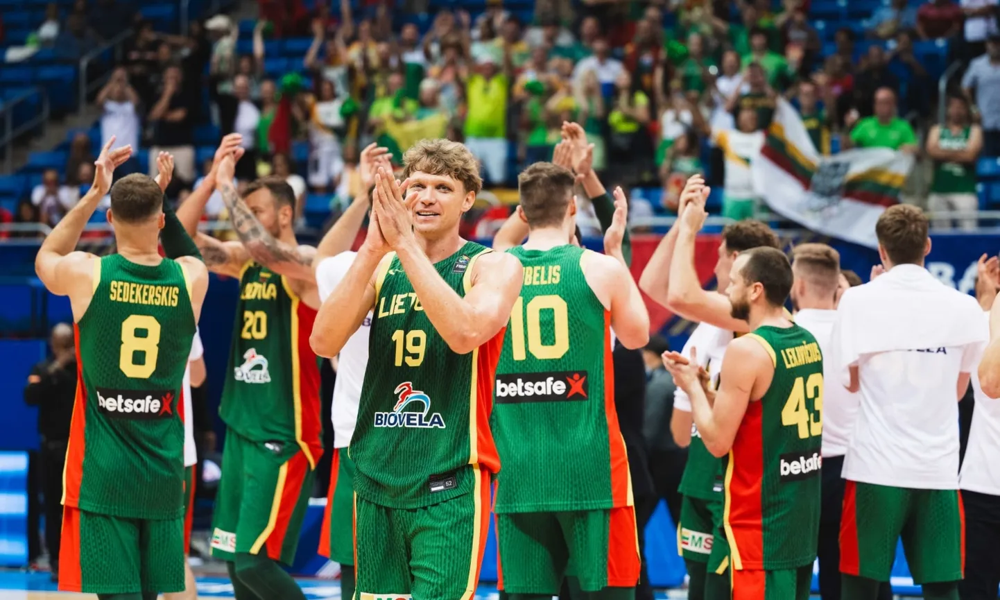 Lietuvas basketbolisti (priekšplānā Mindaugs Kuzminsks)
