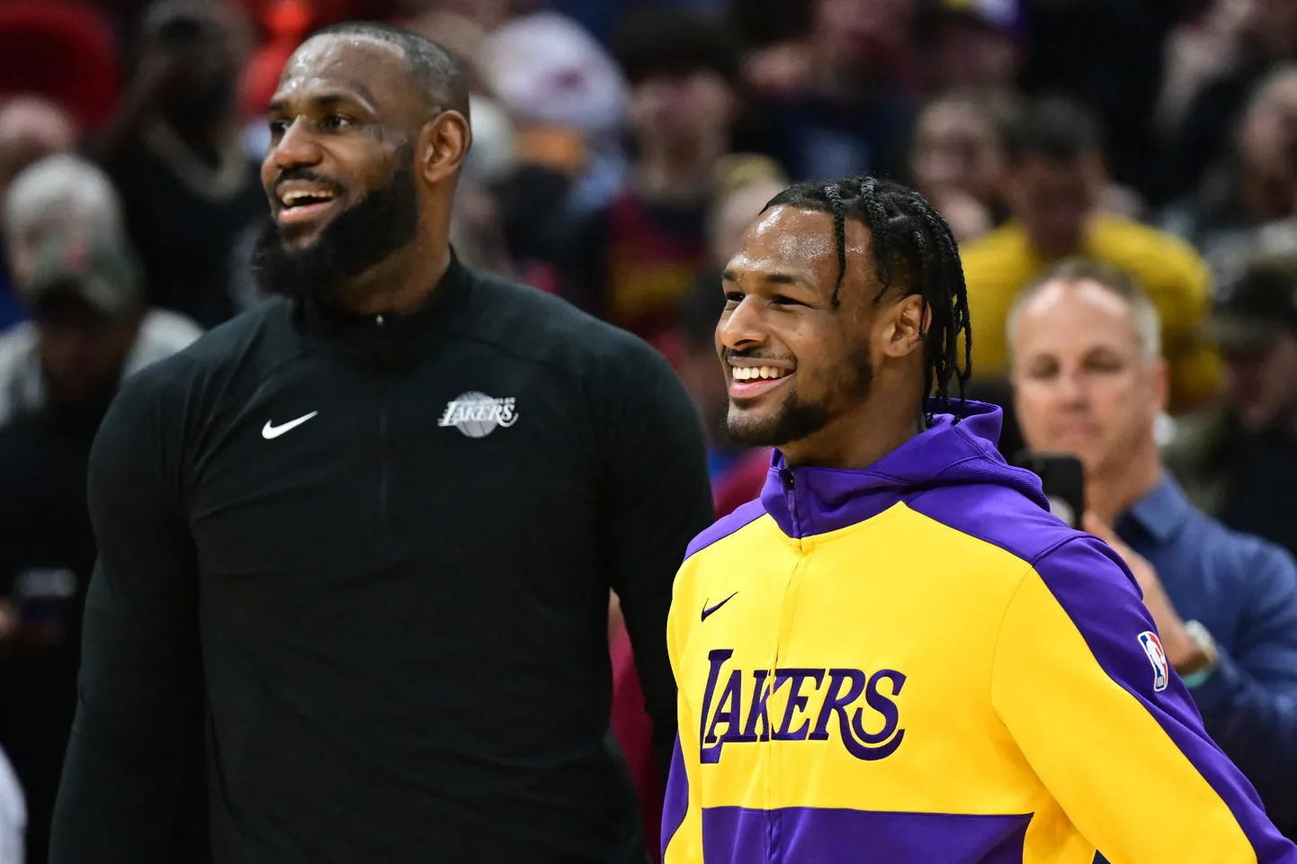 Isa ja poeg Jamesid: vasakul papa LeBron, paremal poeg Bronny.