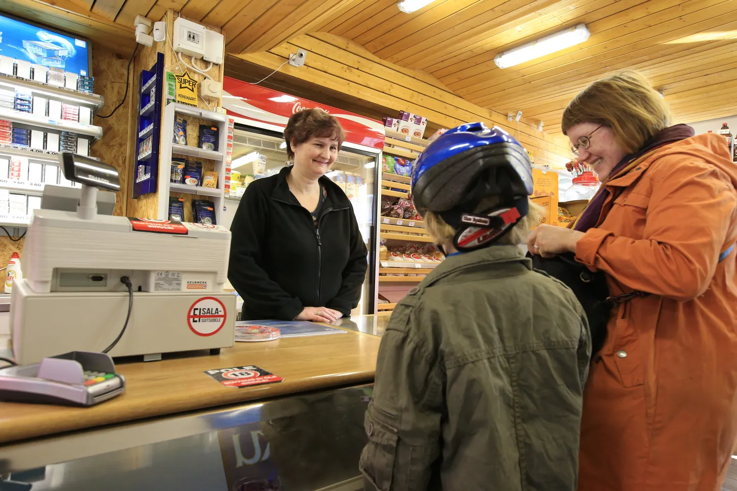 Supilinna elanik Minni Oras (leti eest) tuli lapsega Karlovasse Kuu poodi moosipirukate järele. Aga kes hiljaks jääb, see ilma jääb: poe juhatajal Anne-Ly Mägimetsal oli lõunaks alles vaid üks pirukas.