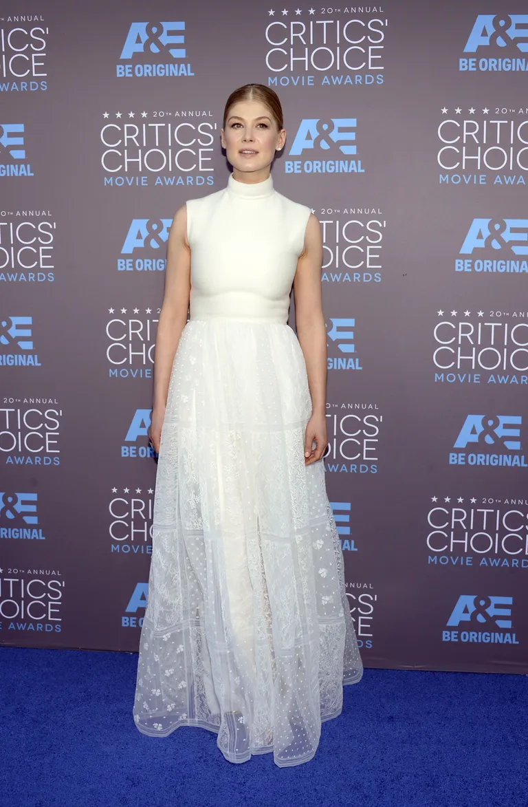 Rosamund Pike (kleit: Valentino Couture)