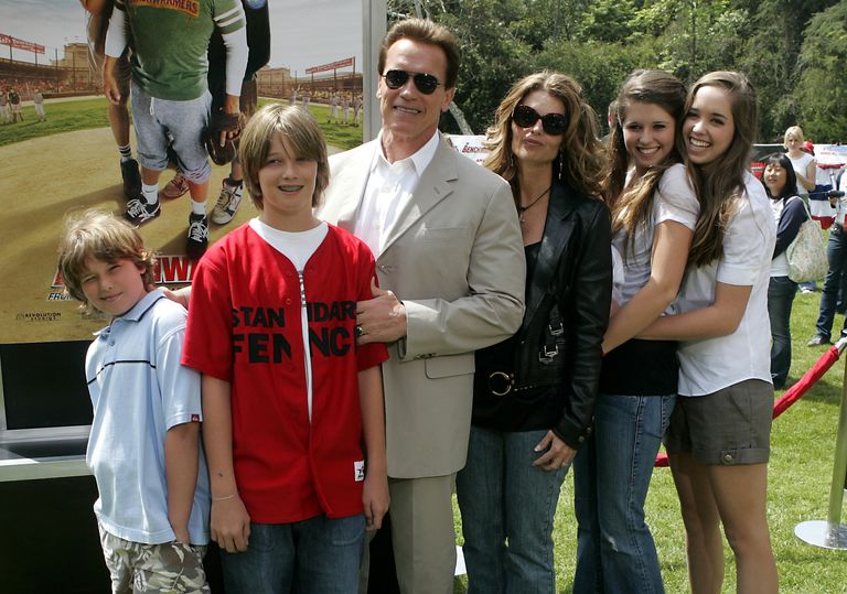 Arnold Schwarzenegger ja ta naine Maria Shriver (keskel) 2006 oma nelja lapsega: Christopher (vasakul), Patrick (vasakult teine), Katherine ja Christina (paremal)