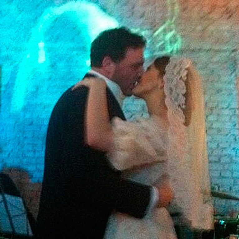 Ksenija Sobčaka ar vīru Maksimu Vitorganu savā kāzu ballītē griež pirmo valsi 