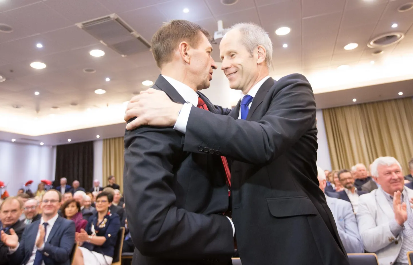 Tõnu Tõniste (paremal) neli aastat tagasi õnnitlemas Urmas Sõõrumaad EOK presidendiks saamise puhul. Milline tulemus tuleb ­täna?   foto: Tairo Lutter