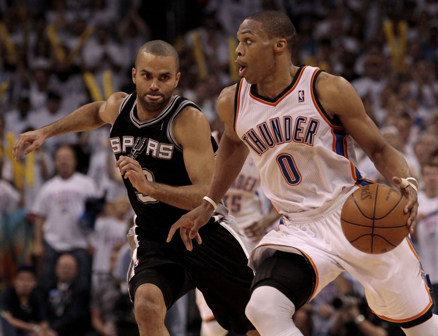 Oklahoma City Thunderi mängujuht Russell Westbrook ja tema San Antonio Spursi ametivend Tony Parker.