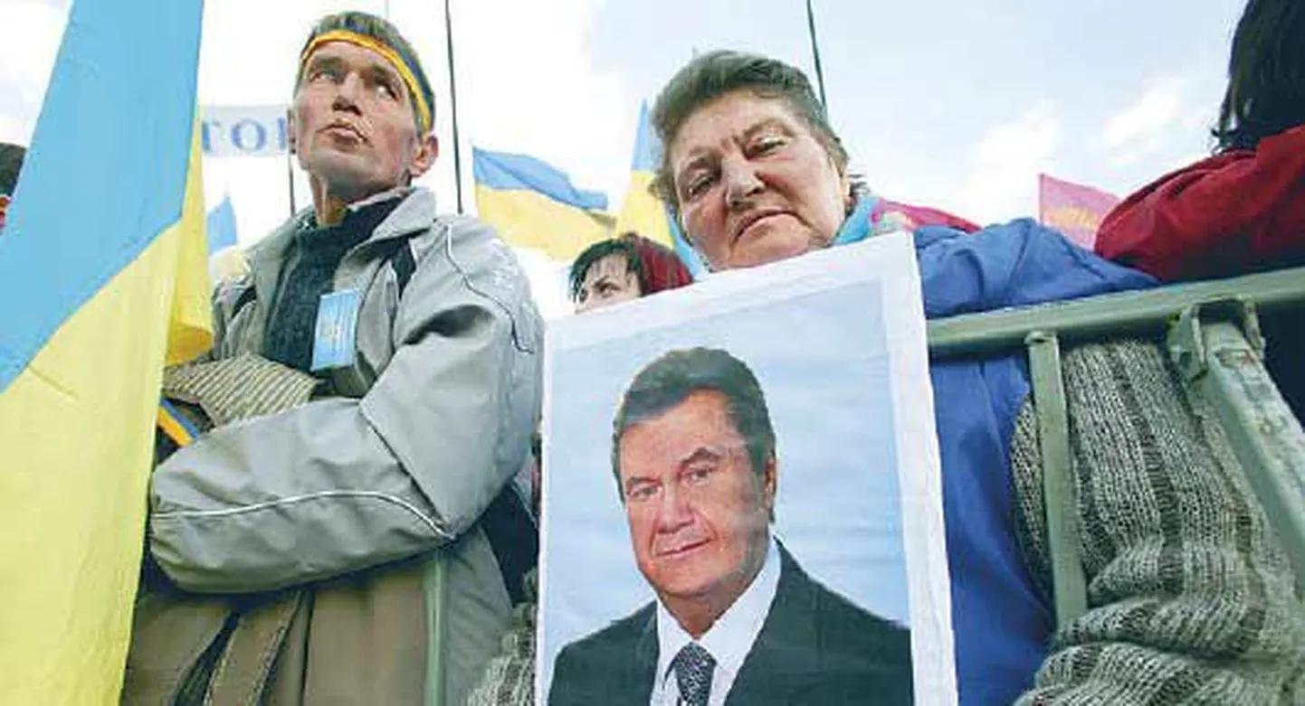 Peaminister Viktor Janukoviti pooldajad laupäeval Kiievi kesk­linnas meelt avaldamas.