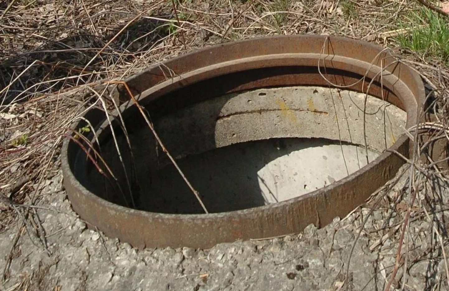 Lahtine kanalisatsioonikaev. Foto on illustreeriv.