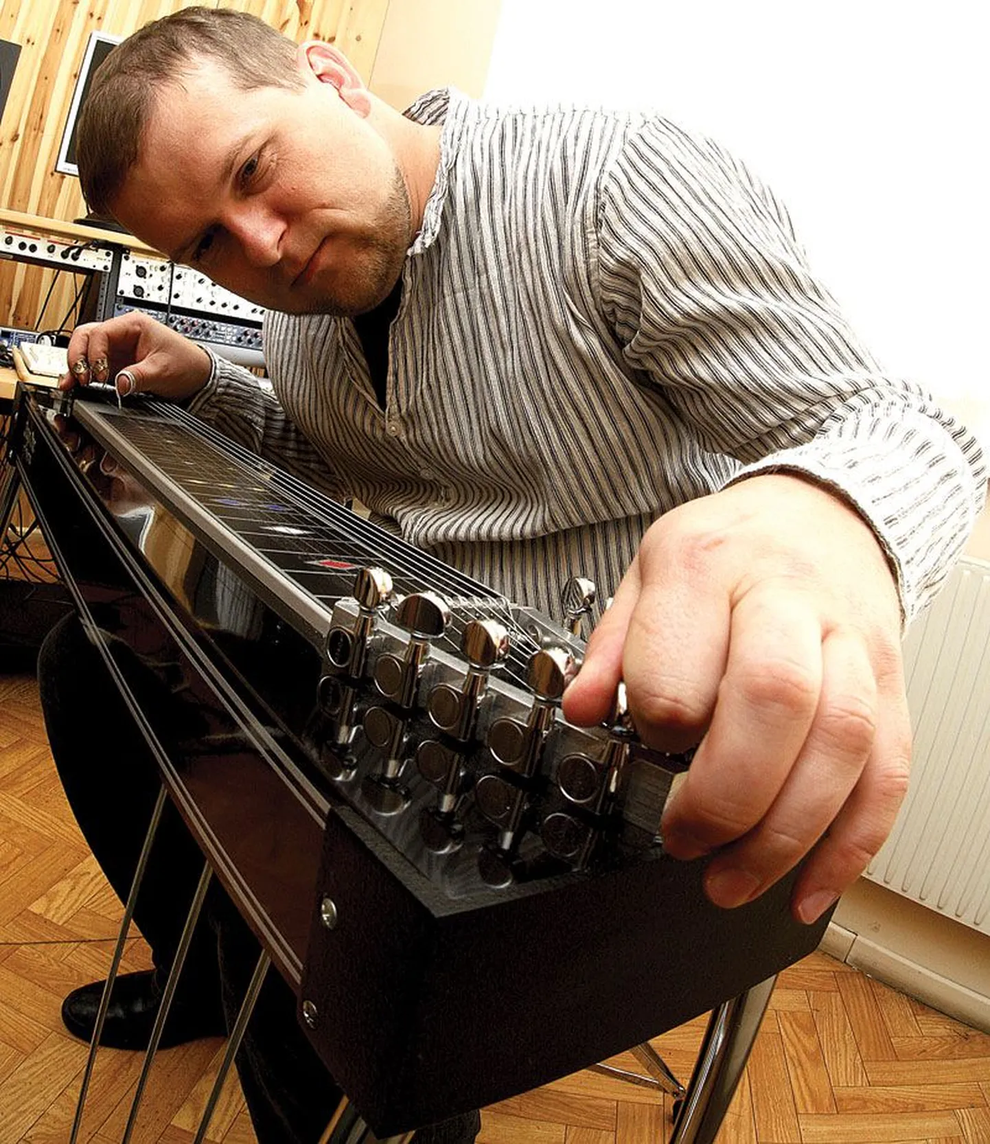 Meelis Leisi uus kirg PSG ehk pedalsteelguitar ehk havai kitarr röövib temalt rohkelt harjutamisaega. «Selleks peab olema täiesti puhanud,» nendib Leis.