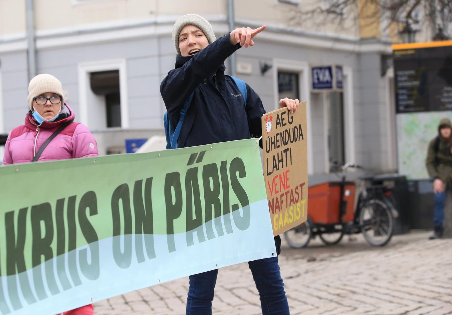 Kliimaliikumise juht Kertu Birgit Anton tunnistab, et plakatiga tänavale tulek on alati enda mugavusalast välja minemine. Ometi leiab ta, et seda on vaja teha.