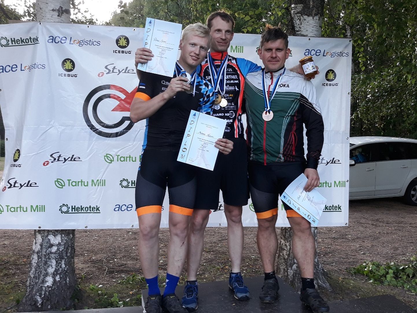 Rattaorienteerumise Eesti meistrivõistluste sprindi medalivõitjad Marek Karm (vasakult), Tõnis Erm ja Priit Poopuu.