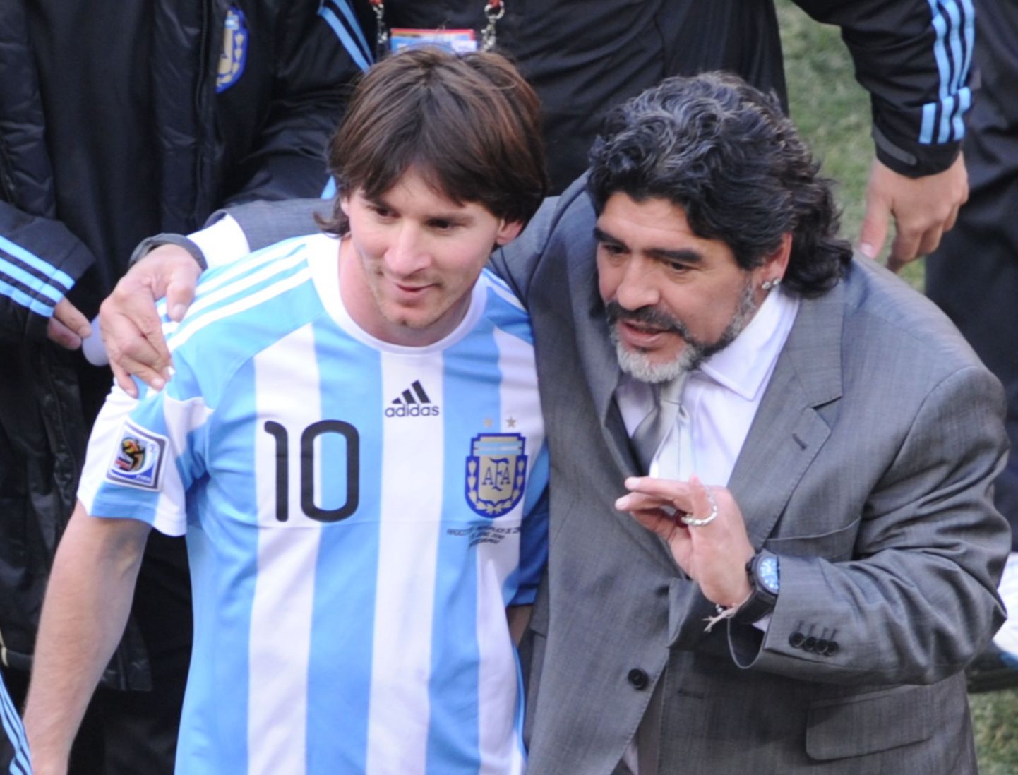 Kaks legendaarset argentiinlast: Lionel Messi (vasakul) Argentina koondise särgis mängijana ning Diego Maradona peatreenerina 2010. aasta MMil.