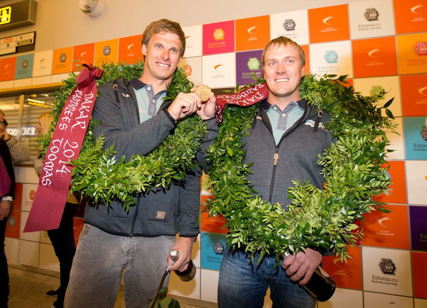 Toomas Triisa (vasakul) ja Martin Graumann näitavad Dakari rallil välja teenitud medalit.
