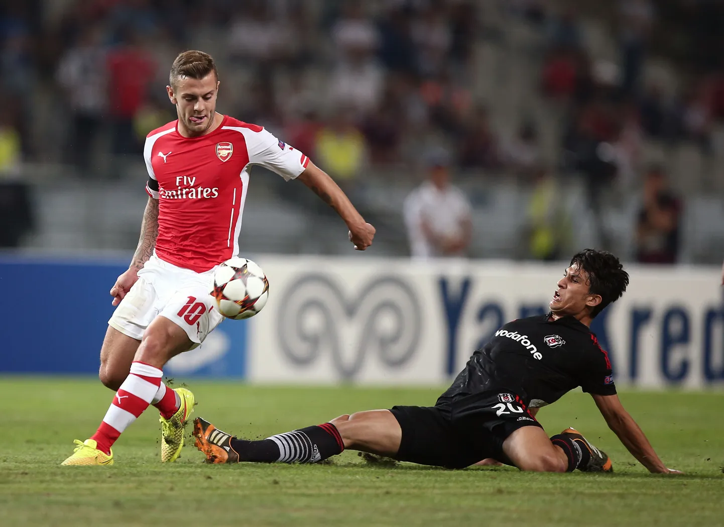 Arsenali Jack Wilshere ja Besiktasi Necip Uysal palli pärast võitlemas.