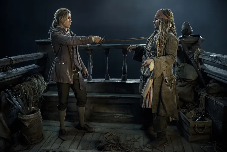 Brenton Thwaites Henry Turnerina ja Johnny Depp Jack Sparrowna filmis «Kariibi mere piraadid: Salazari kättemaks»