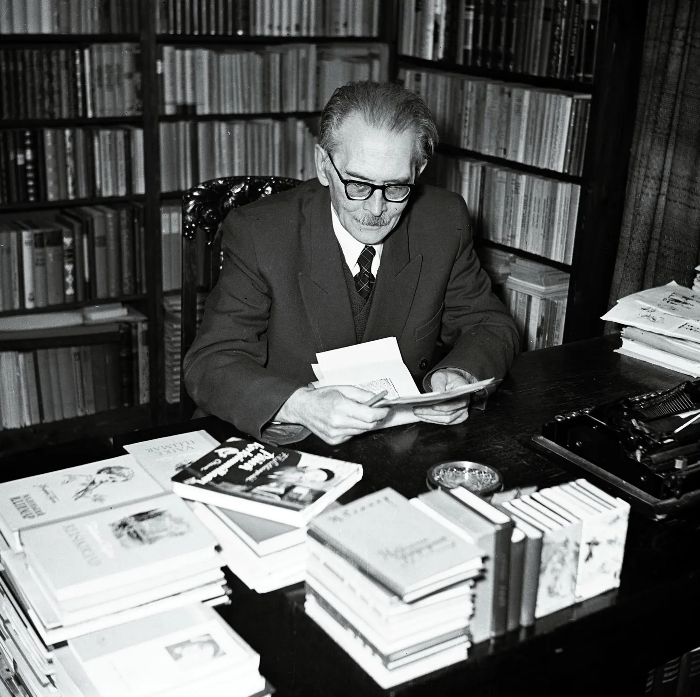 Eesti NSV rahvakirjanik Friedebert Tuglas (1886–1971) oma kodus Tallinnas Nõmmel 1957. aastal.