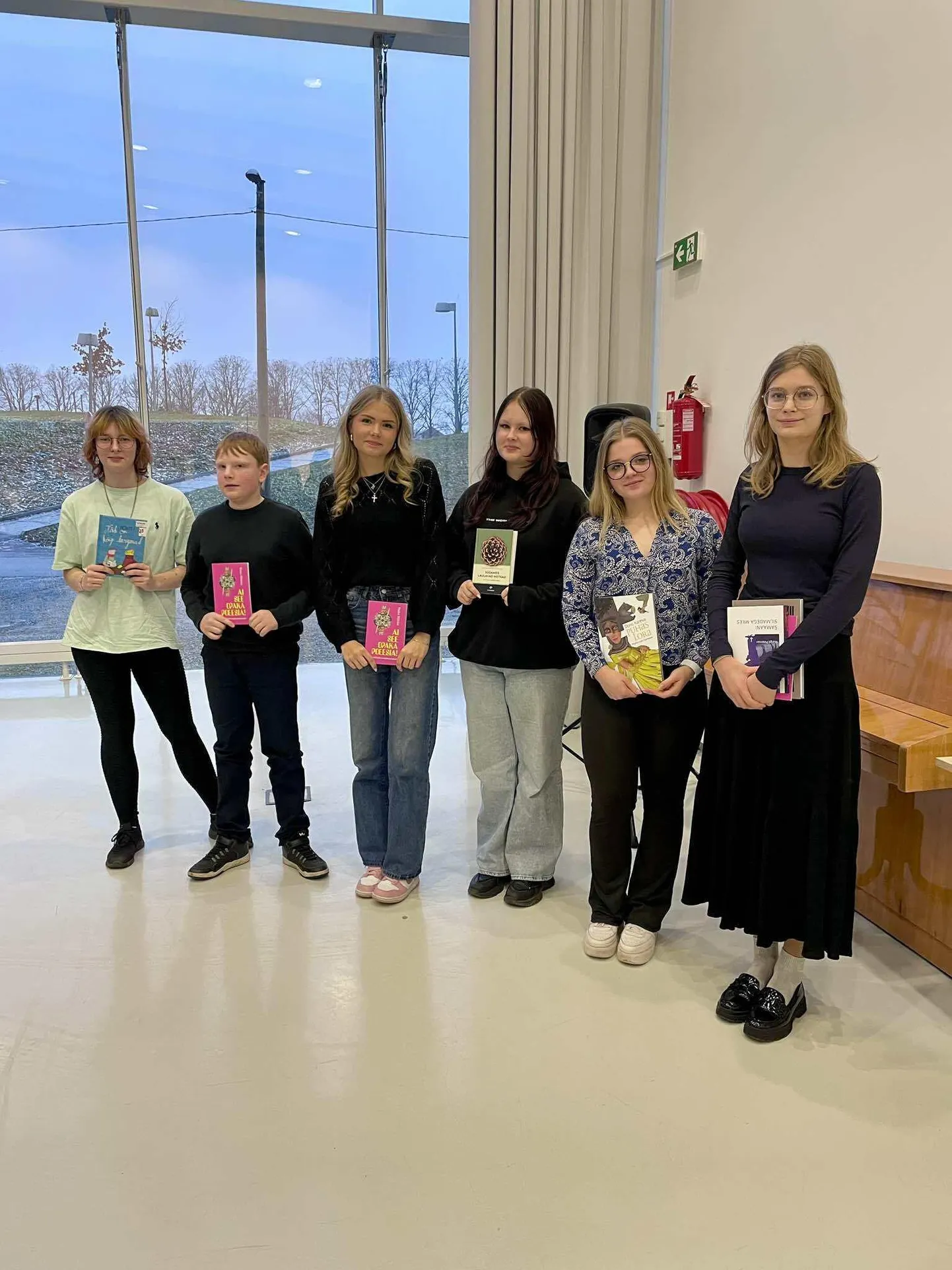 Fotol (vasakult): Mirjam Reiväli (Pärnu Vanalinna põhikool, 8. klass, eriauhind), Johannes Eensalu (Tõstamaa keskkool, 7. klass, eriauhind), Mia Mirell Pillman (Jõõpre kool, 9. klass, eriauhind), Eleanora Salben (Tori põhikool, 8. klass; 2.–3. koht), Emily Randlo (Sauga põhikool, 9. klass; 2.–3. koht) ja Elis Paugus (Sütevaka humanitaargümnaasium, 8. klass; 1. koht).
