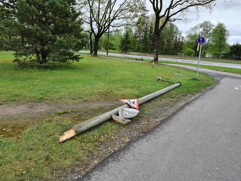 Chevrolet Caprice’i juht põrutas masinaga laternaposti otsa sellise hooga, et post murdus pooleks.