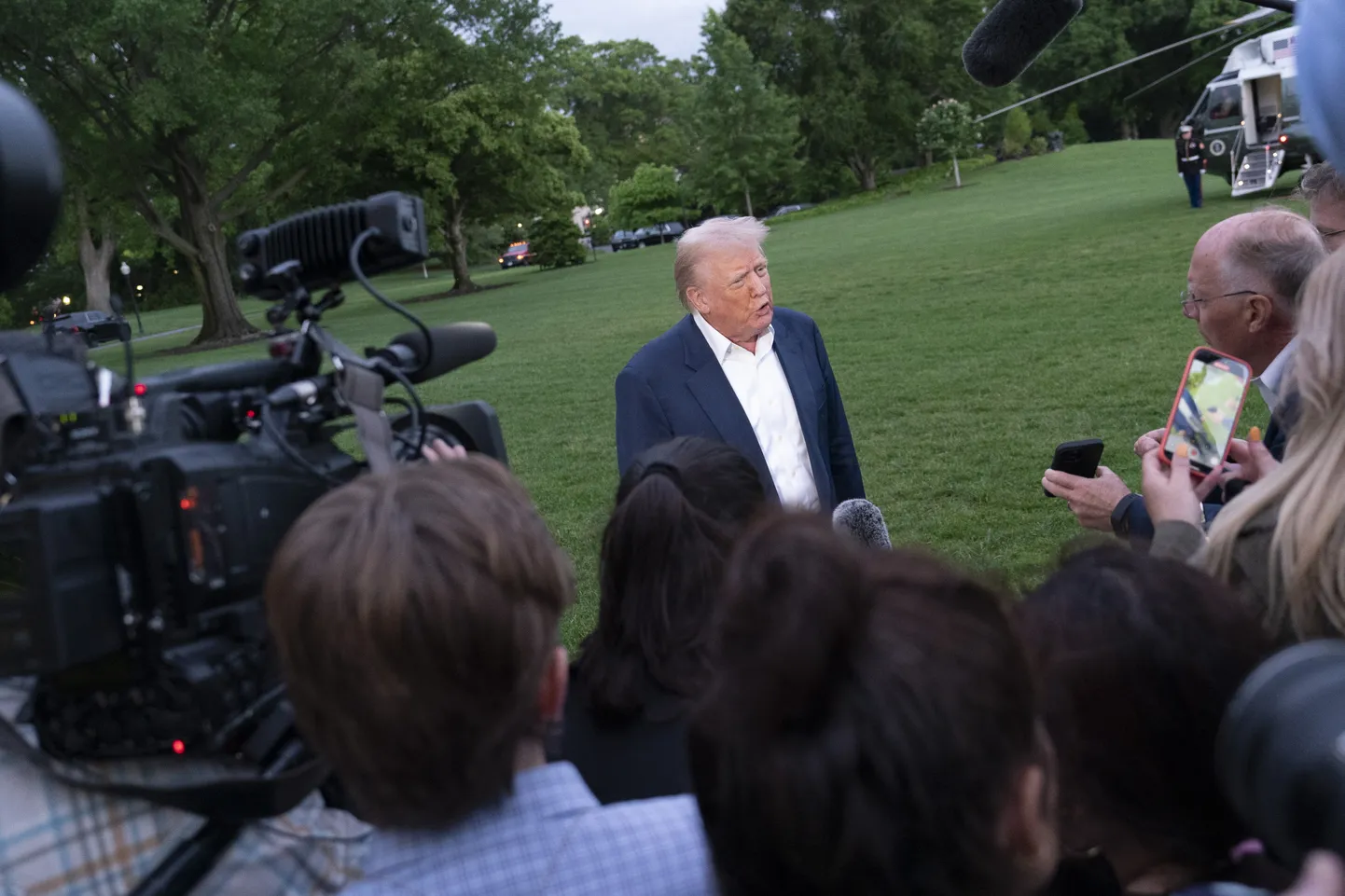 USA president Donald Trump vestlemas ajakirjanikega.