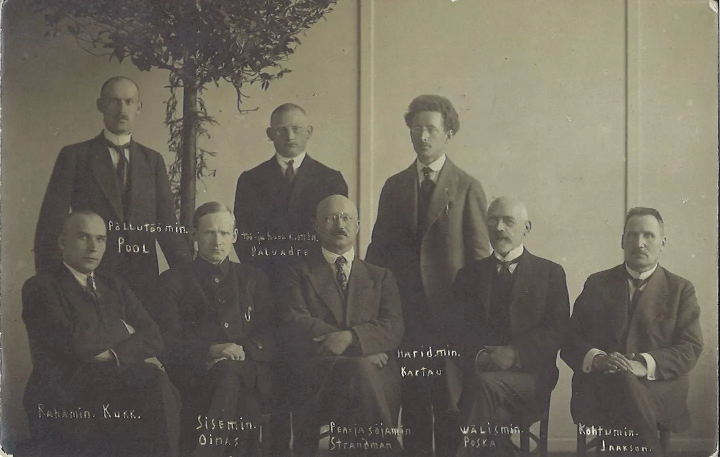 Tagumises reas vasakult esimene on Pärnu- ja Saaremaal Eesti maakarja uurinud põllutööminister Theodor Johannes Pool, kes pidas ministriametit nii pildil olevas Otto Strandmani kui hiljem ka Jaan Tõnissoni, Ado Birgi ja ka Ants Piibu valitsuses.