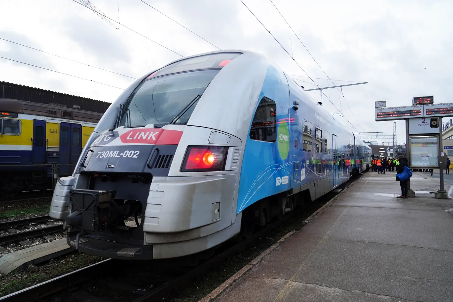 Пассажирский поезд литовского железнодорожного оператора LTG Link, который остановился на Центральном железнодорожном вокзале Риги.