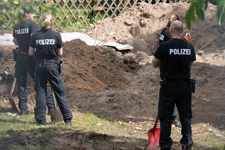 Полиция проводит обыск в огороде в городе Ганновер.
