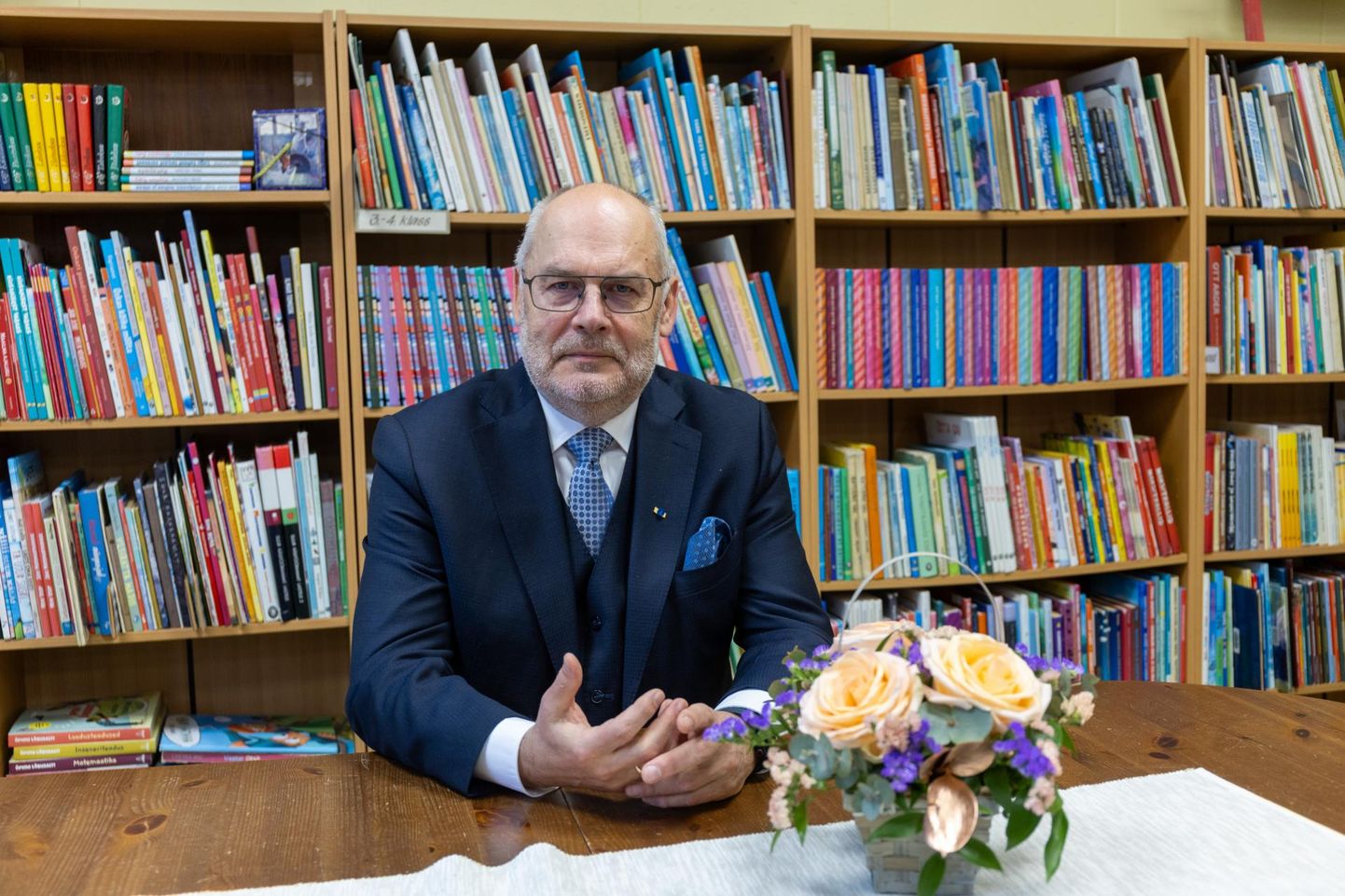 President Alar Karis käis eesti kirjanduse päeval külas koolil, millest on elus kümneid kordi mööda sõitnud.