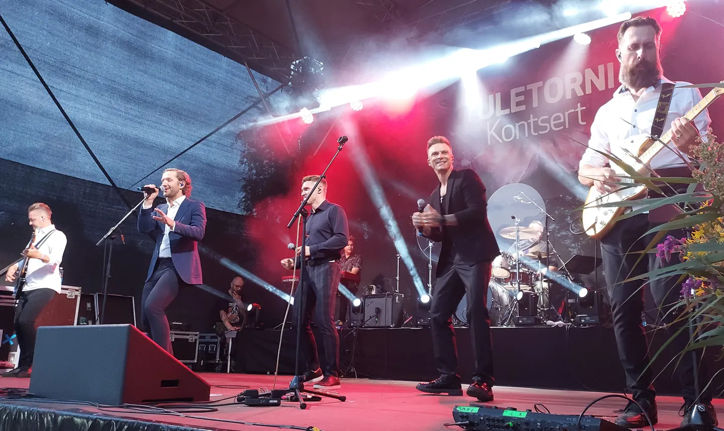 Rock Hoteli hittidega panid publiku kaasa laulma Tanel Padar, Ott Lepland ja Robert Linna.