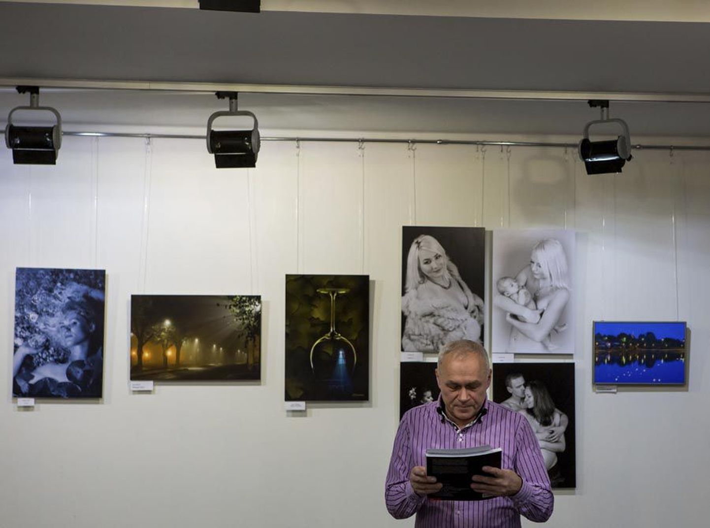 Viljandi fotoklubi president Peeter Sink avas 6. detsembril näituse «Viljandi aasta foto», millel võib näha väga erineva tasemega töid.