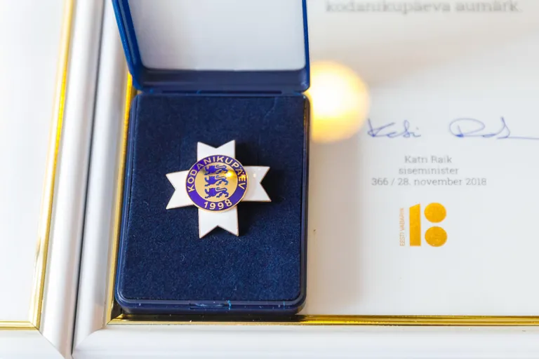 Vastne siseminister Katri Raik andis täna üle kodanikupäeva aumärgi Pärnumaal lähisuhtevägivalla ohvrite abistamise võrgustiku loonud Ingrid Meerbachile ja veel 14 tublile eestimaalasele.