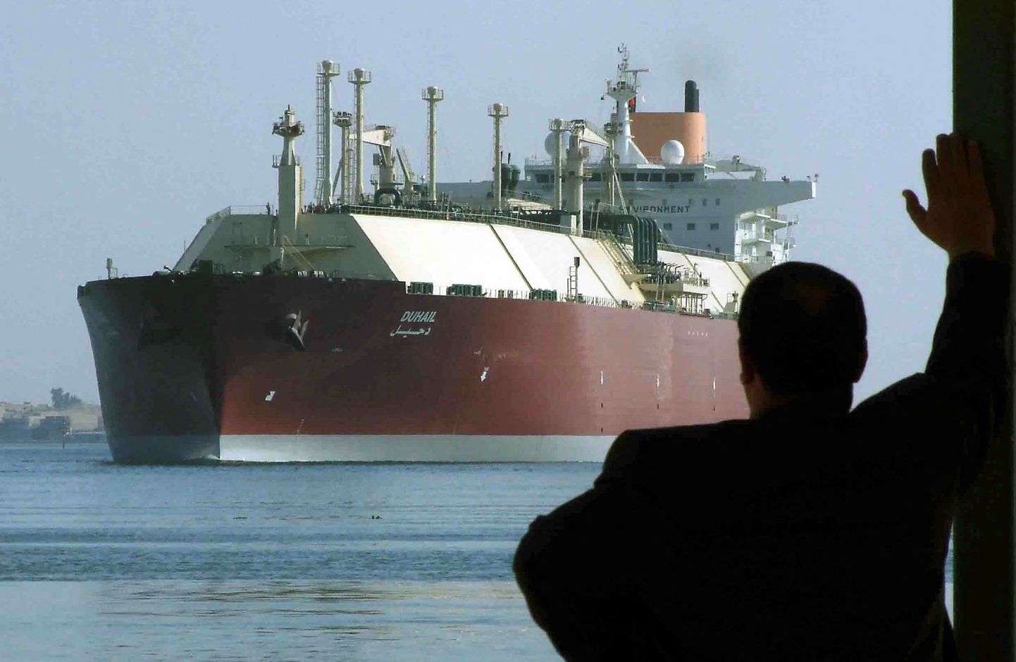 LNG-tanker Duhail Suessi kanalit läbimas.