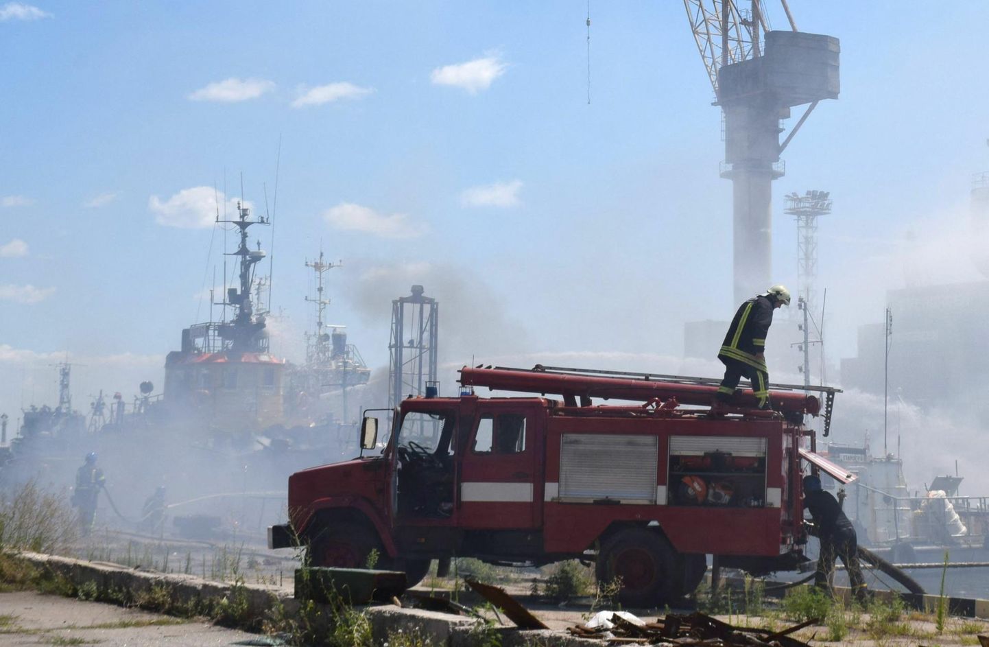 Ukraina tuletõrje kustutamas üleeile põlengut Odessa sadamas seisnud laeval, mis süttis Vene raketirünnaku tagajärjel.